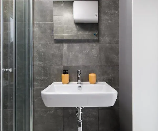 Cosy, Modern 1 Bedroom *