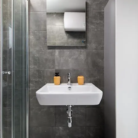 Cosy, Modern 1 Bedroom *