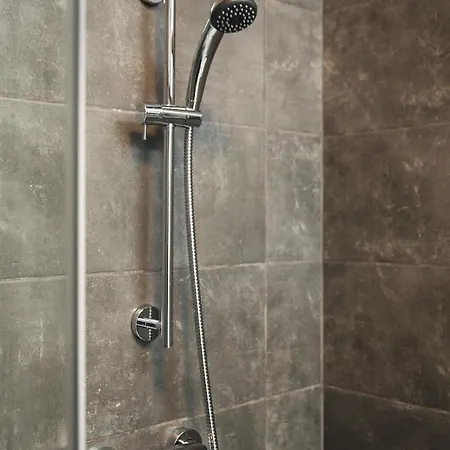 Cosy, Modern 1 Bedroom דירה *