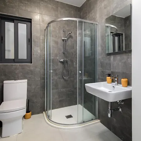 Cosy, Modern 1 Bedroom * סיינט פול ביי